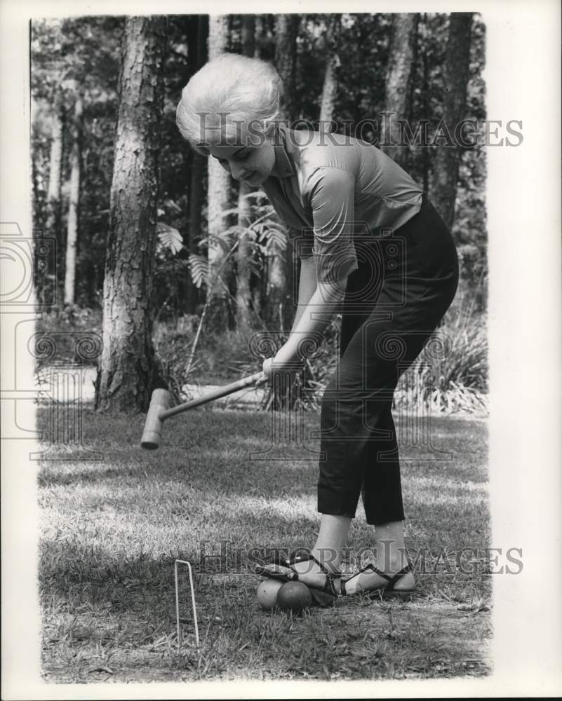 1961 Press Photo Joan Boyd Wall Playing Croquet at Parents' Clinton, LA Home - Historic Images