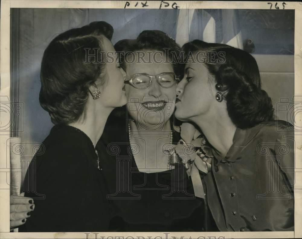 1948 Attorney Grace Stewart congratulated by her daughters - Historic Images