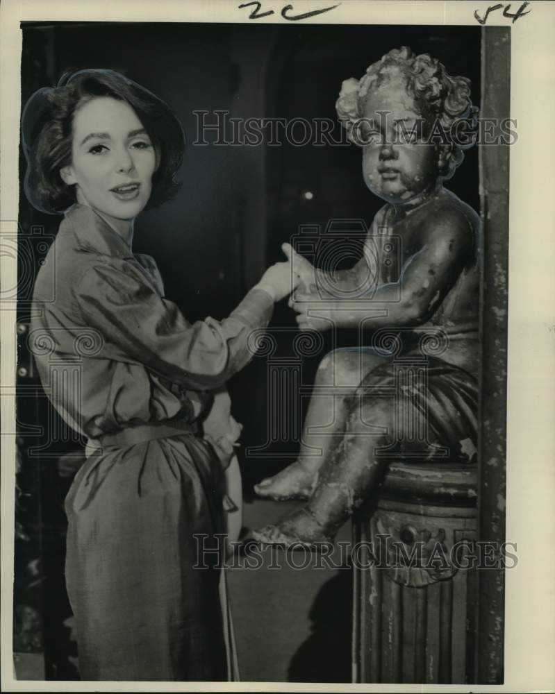 1961 Susan Strasberg shopping for furniture in Rome for apartment. - Historic Images