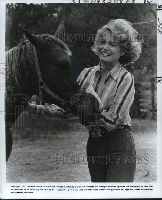 1977 Press Photo Alexis Smith with horse - nop90283- Historic Images