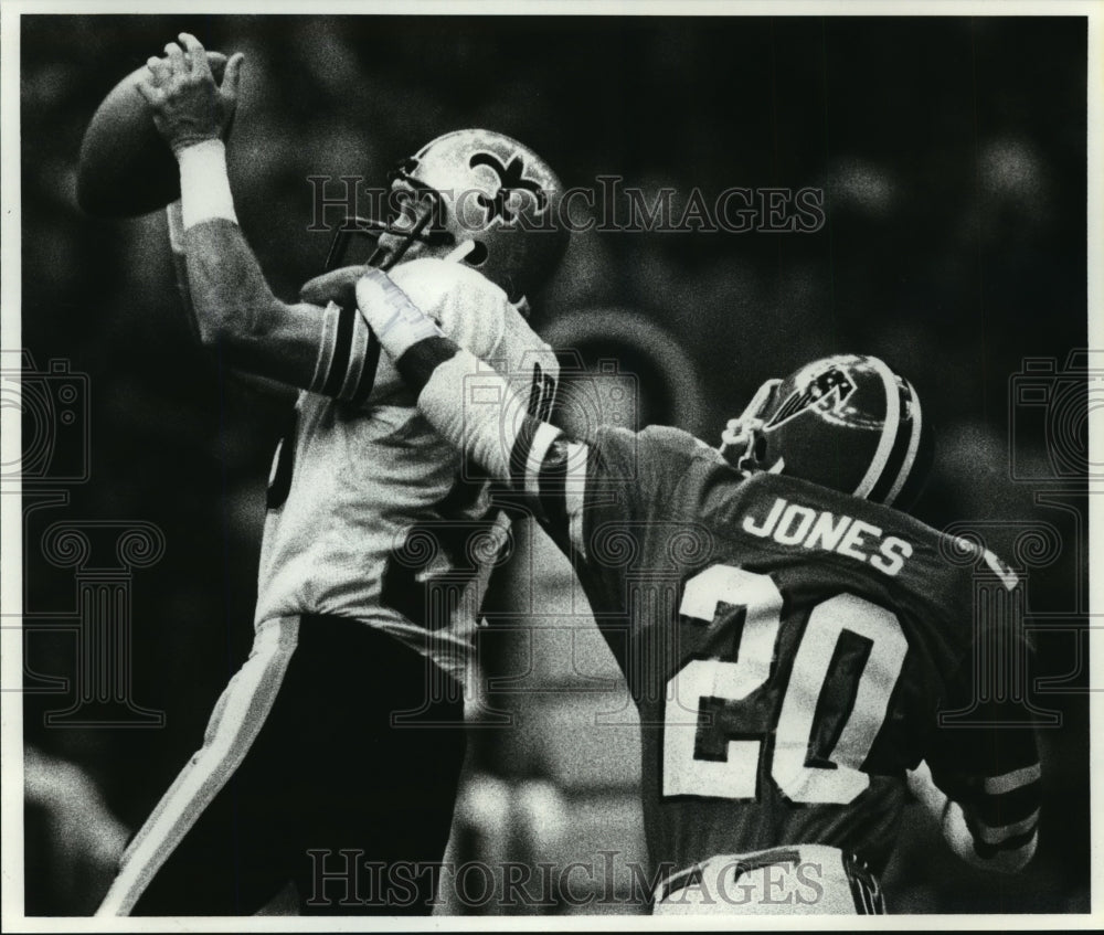 1983 New Orleans Saints - Jeff Groth and Falcon&#39;s Earl Jones in Play - Historic Images