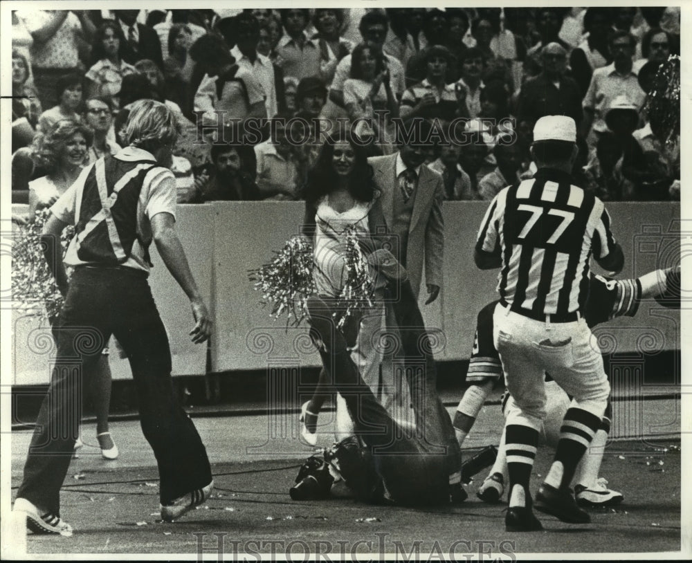 1978 Press Photo New Orleans Saints- Spectators at scene found it amusing. - Historic Images