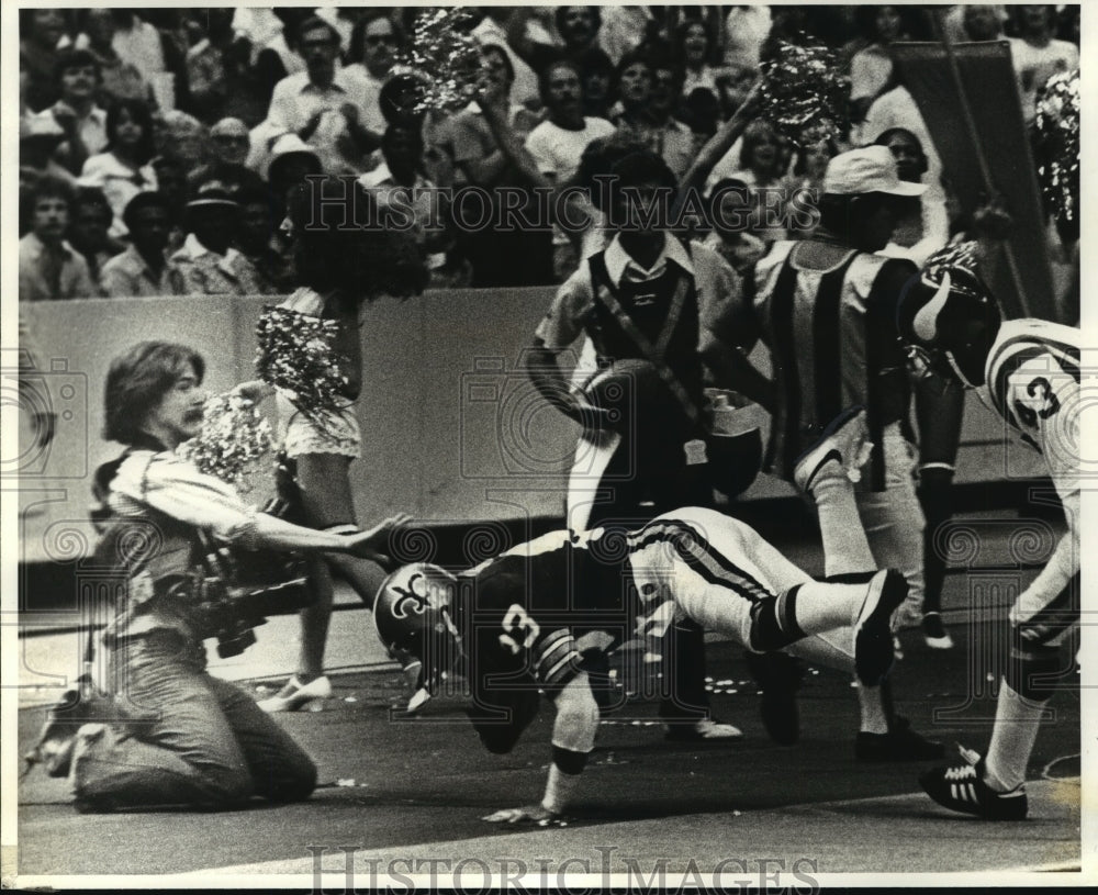 1978 Press Photo New Orleans Saints- Photographer Paul Lester braces for hit. - Historic Images