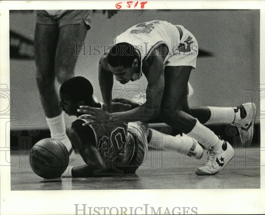 1983 Sugar Bowl - Florida's Andrew Moten & Wave's David Dominique - Historic Images