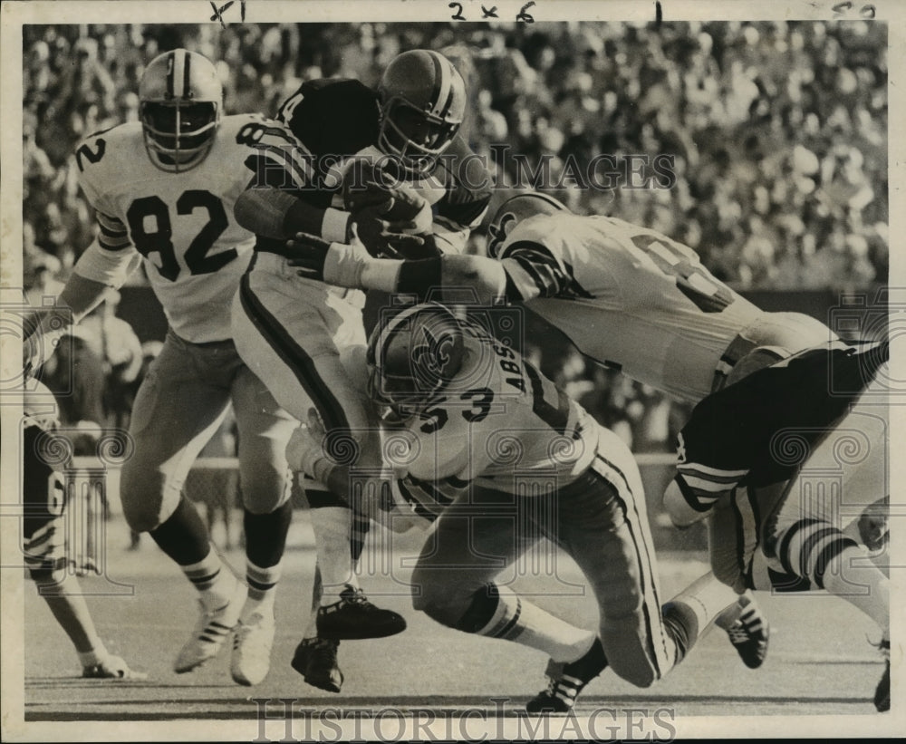 1971 New Orleans Saints - Saints Dick Absher Stops Leroy Kelly - Historic Images