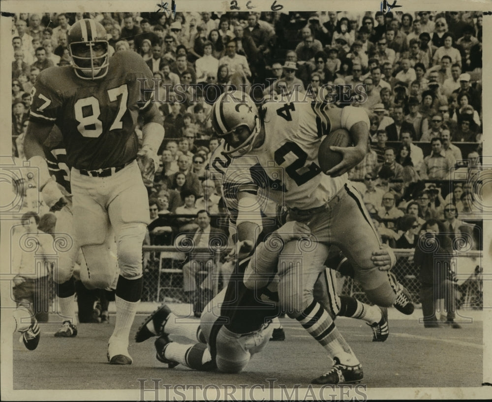 Jim Strong 1971 Press Photo New Orleans Saints-Jim Strong is tough to bring down ...