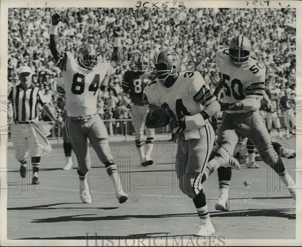 1974 New Orleans Saints- Jess Phillips scores first TD as a Saint. - Historic Images