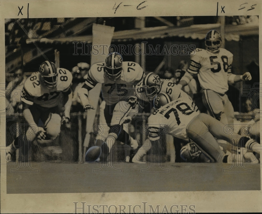 1974 Press Photo New Orleans Saints- Saints defenders pounce on fumble by Falcon- Historic Images