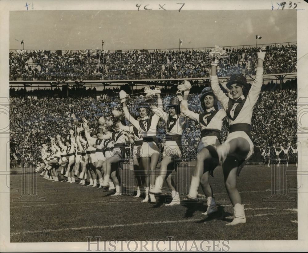 1961 Sugar Bowl-Hinds County Hi-Steppers make hit with huge crowd. - Historic Images