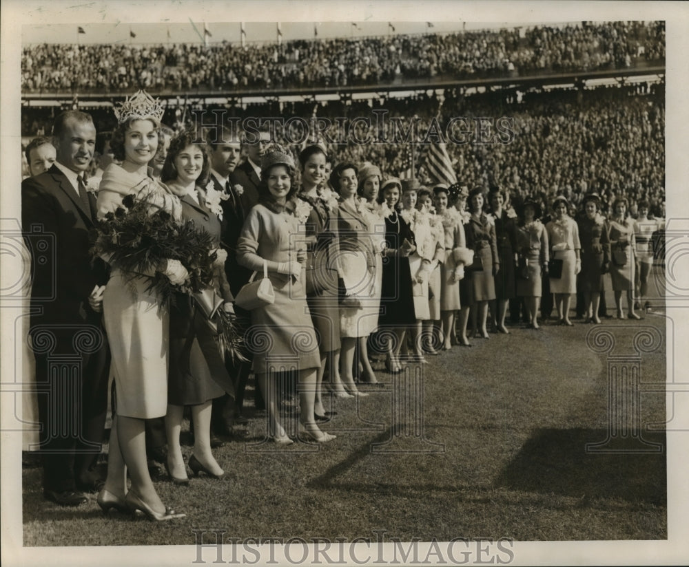 1961 Sugar Bowl- Queen and other dignitaries at Sugar Bowl Classic. - Historic Images