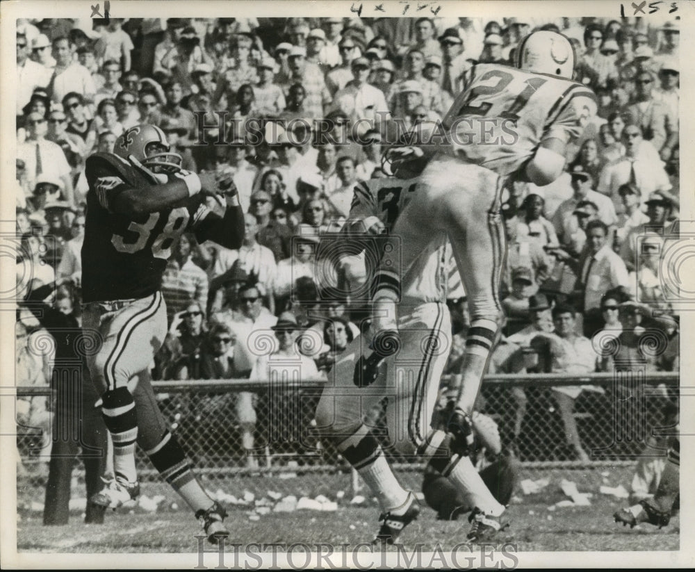 1969 Press Photo New Orleans Saints Rick Volk leaps high to pick off Kilmer toss- Historic Images