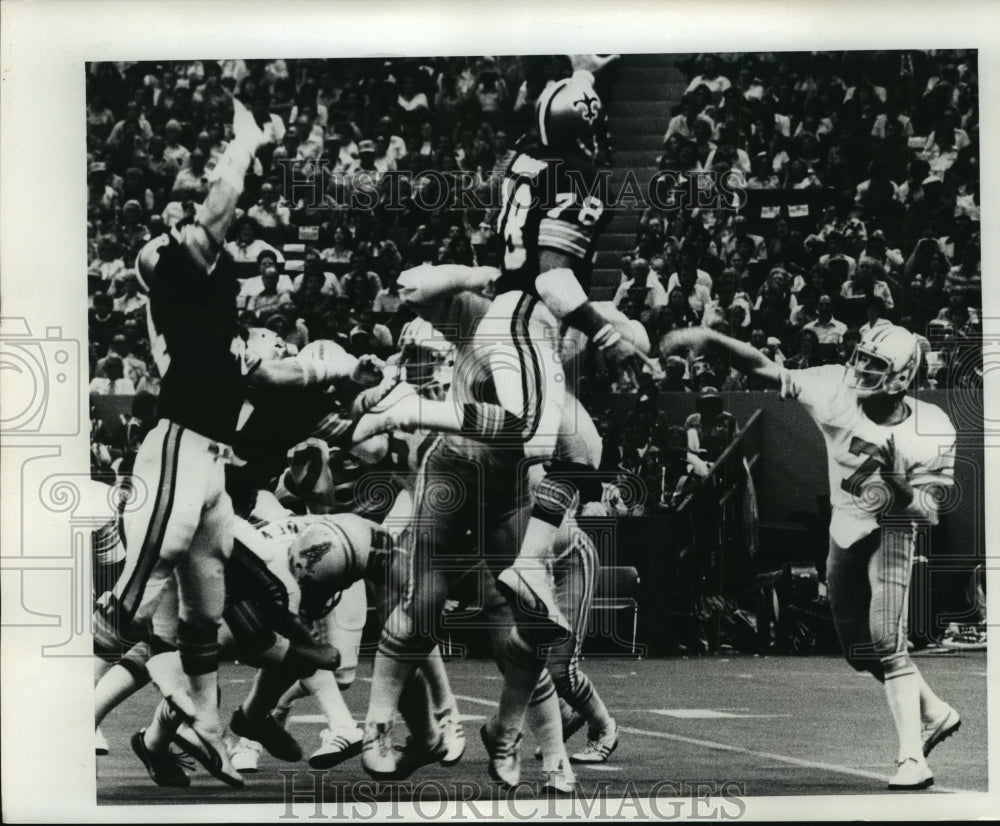 1977 Press Photo New Orleans Saints on the field in pre season game. - nos00569 - Historic Images