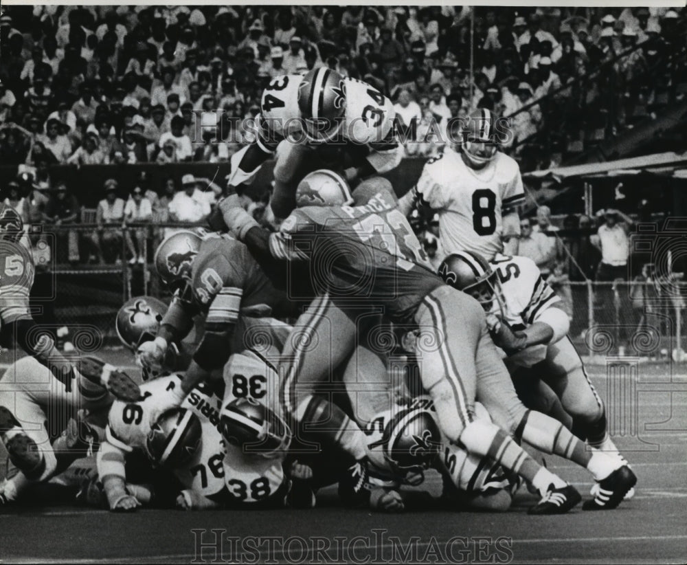 1973 Press Photo New Orleans Saints - Jess Phillips on top of Pile Against Lions - Historic Images