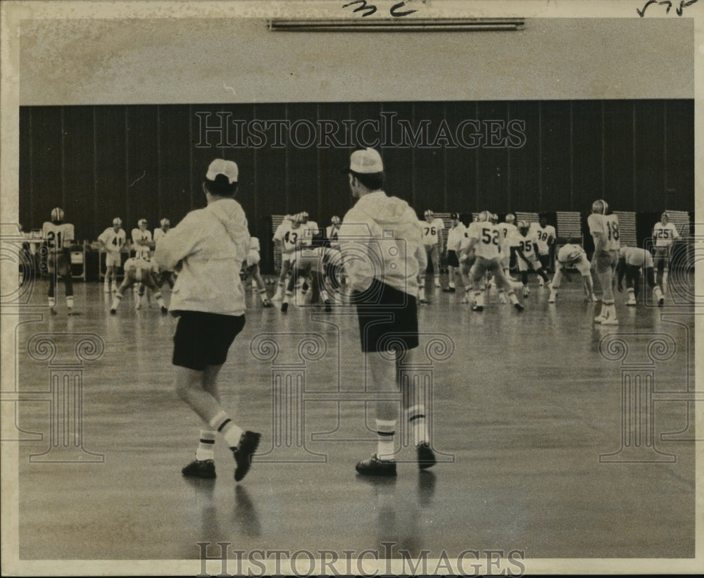 1971 Press Photo New Orleans Saints - Practice Moved Indoor From Hurricane Edith - Historic Images