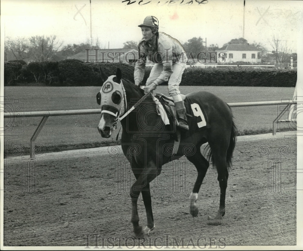 1975 Press Photo Horse Racing- Colonel Power on the track. - Historic Images