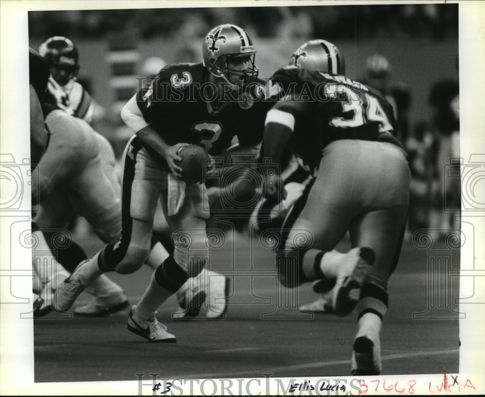 Press Photo New Orleans Saints- QB Hebert hands off the ball. - nos00844- Historic Images