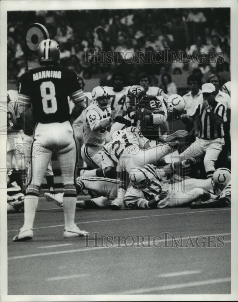 1972 New Orleans Saints- Archie Manning protects the ball. - Historic Images