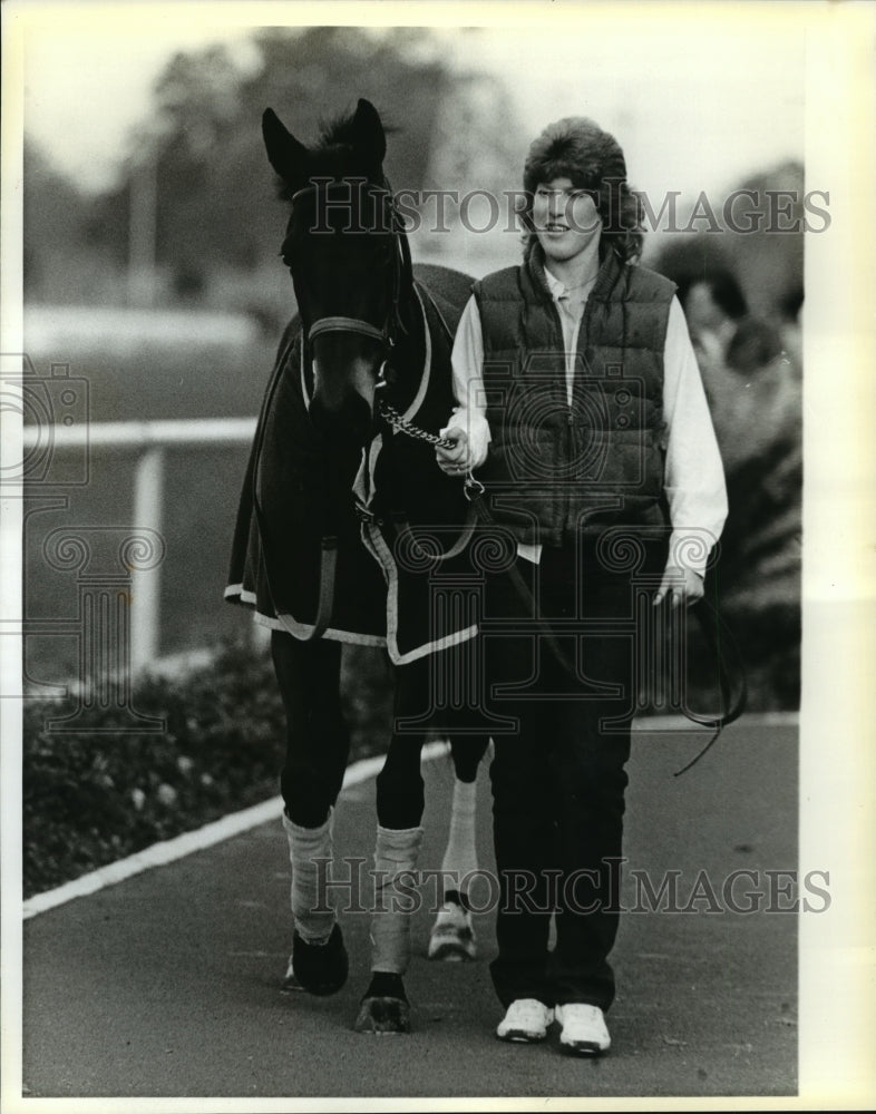 1986 Horse Racing- Groom Shirley Rogers walks Gerrie Singer. - Historic Images