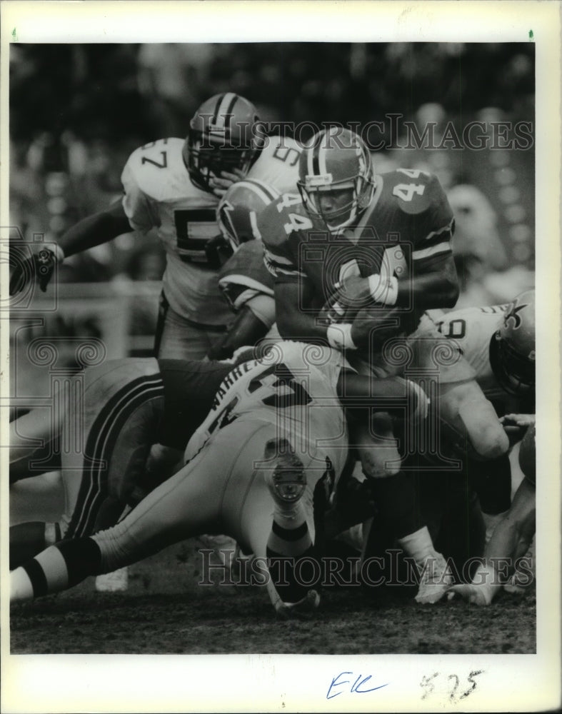 1988 Press Photo New Orleans Saints- Saints Frank Warren grabs a leg.- Historic Images