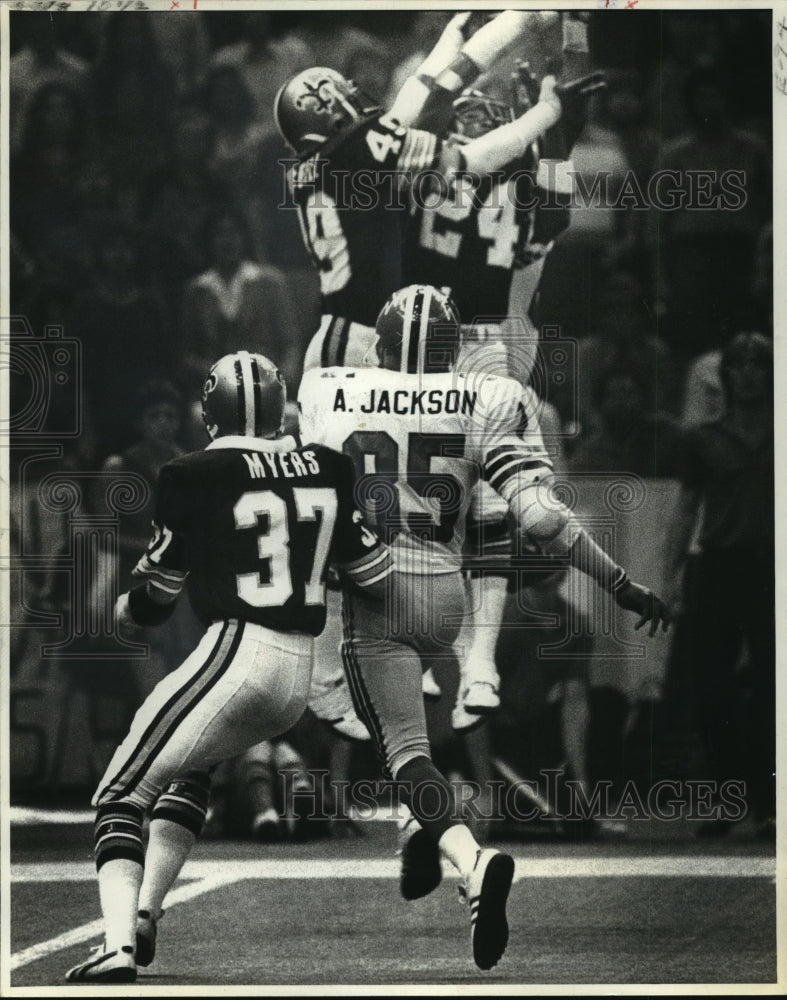 1978 Press Photo New Orleans Saints-Ralph McGill and Clarence Chapman go up. - Historic Images