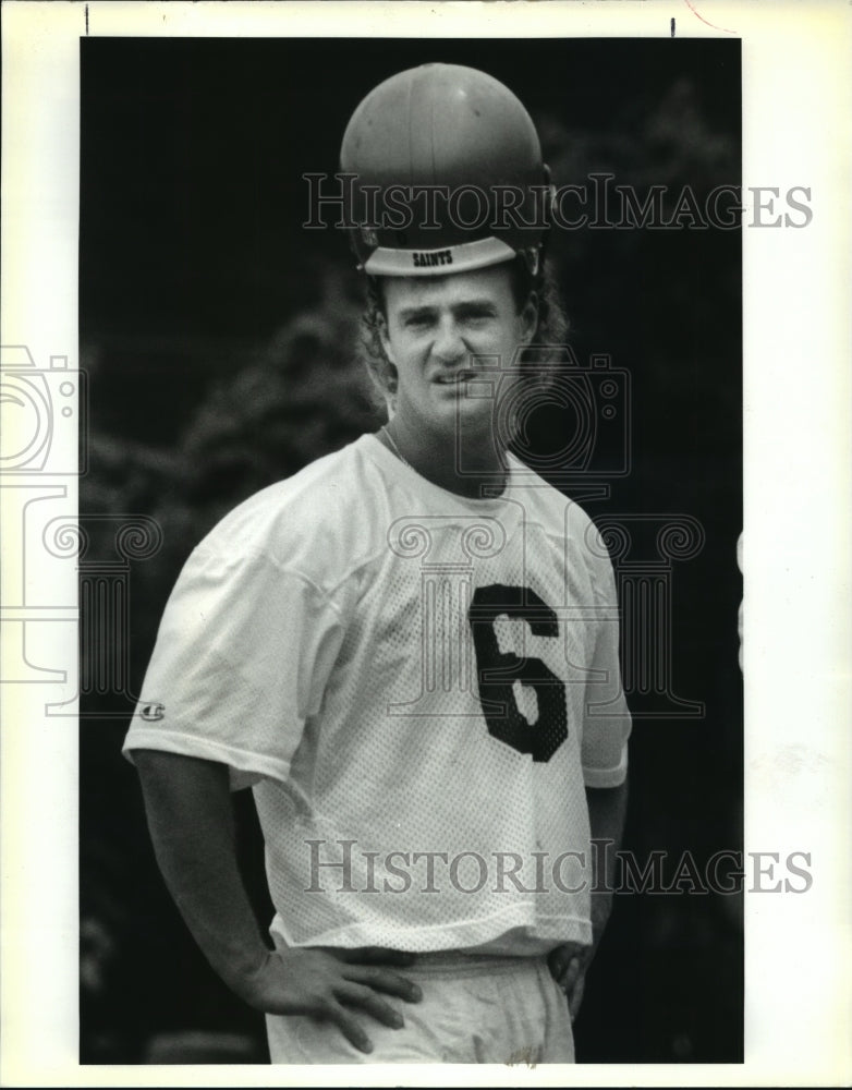 1992 Press Photo New Orleans Saints Tommy Barnhardt finds new way to wear helmet- Historic Images