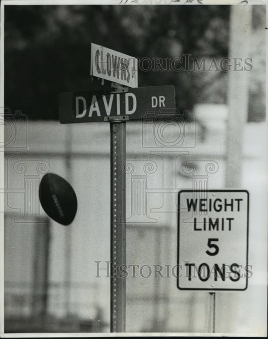 1977 Press Photo New Orleans Saints-Isn't this SaInts Drive? Well it used to be. - Historic Images