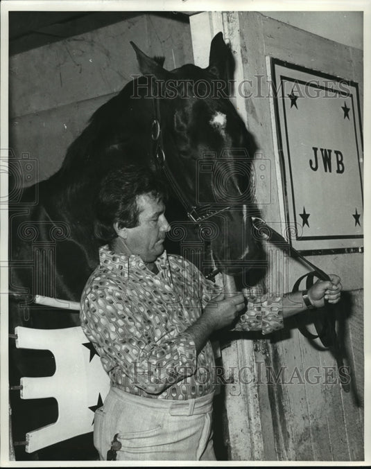 1977 Horse Racing- Mrs. Joe W. Brown's Avdee, with asst. trainer. - Historic Images