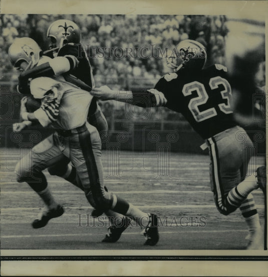1968 Press Photo New Orleans Saints- Houston flanker is muscled to the ground. - Historic Images