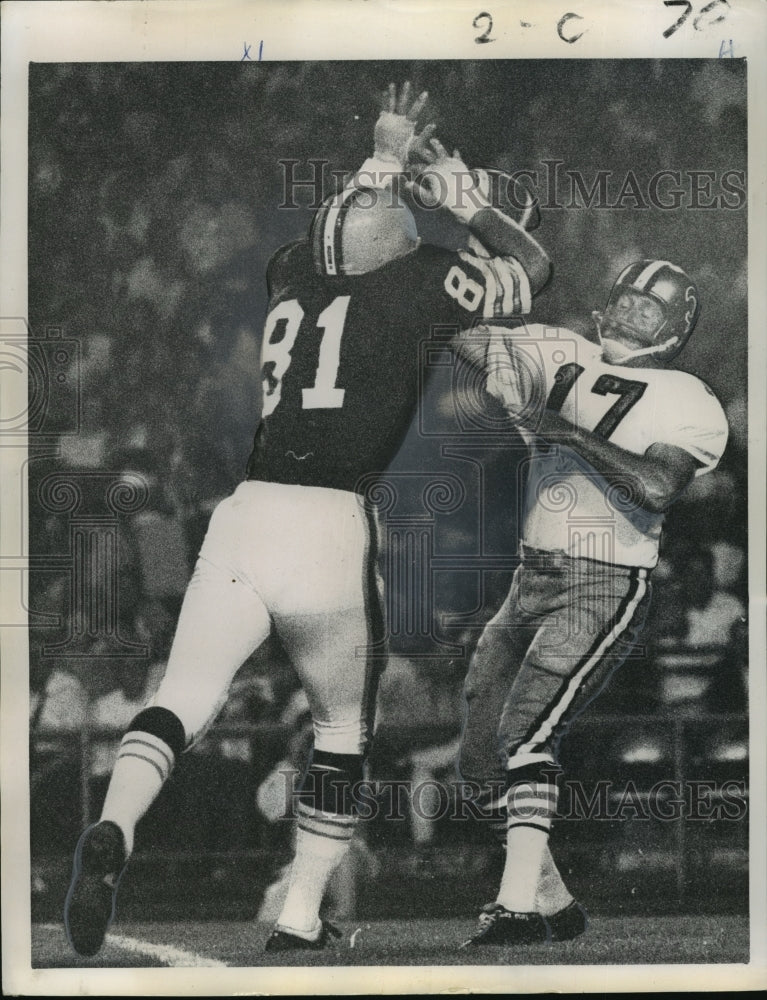 1968 Press Photo New Orleans Saints- Bill Kilmer delivers despite rush.- Historic Images