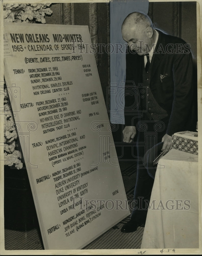 1963 Sugar Bowl-Tom Hall from Montgomery Ala. checks board. - Historic Images