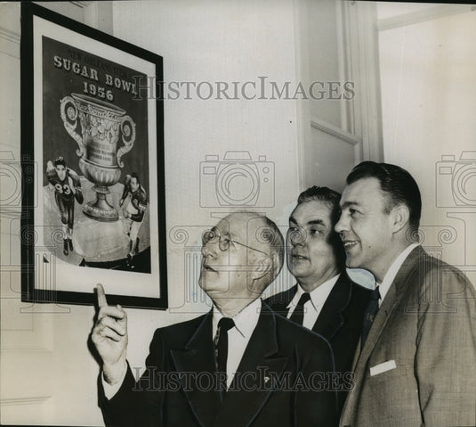 Press Photo Sugar Bowl- Visitors admire photos from previous Sugar Bowl's- Historic Images