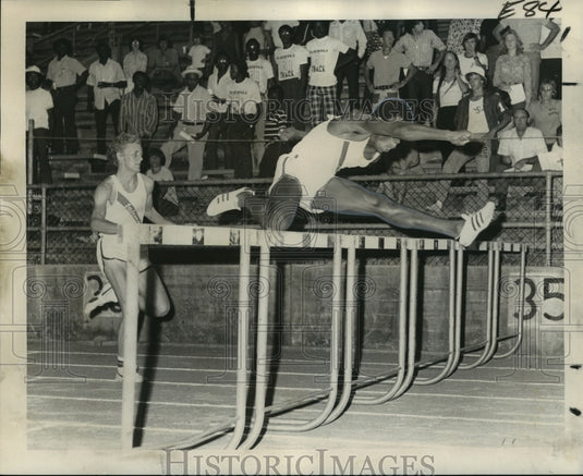 1974 Press Photo Hurdles - Jerry Arthur at 120-yars hurdles in NORD champions - Historic Images
