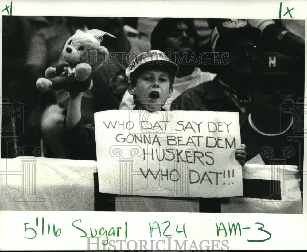 1985 Press Photo Nebraska Fan Waves Sign at Sugar Bowl Football Game - nos01483- Historic Images