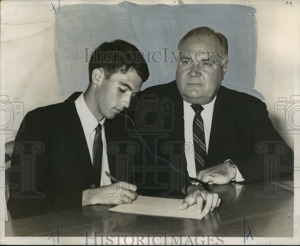 1968 Press Photo Track Coach Johnny Oelkers and Runner Taylor Aultman- Historic Images