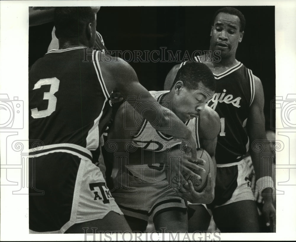 1985 Pitt&#39;s Darryl Shepard, center, cuddles a rebound in Sugar Bowl. - Historic Images