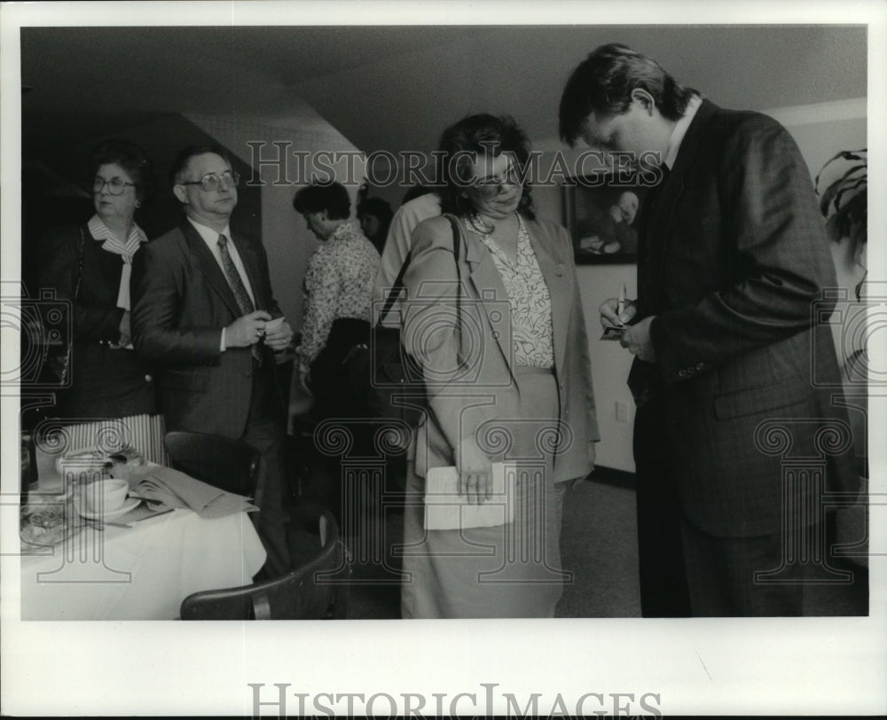 1990 Press Photo Mary Lagasse gets Morten Andersen&#39;s autograph at luncheon. - Historic Images