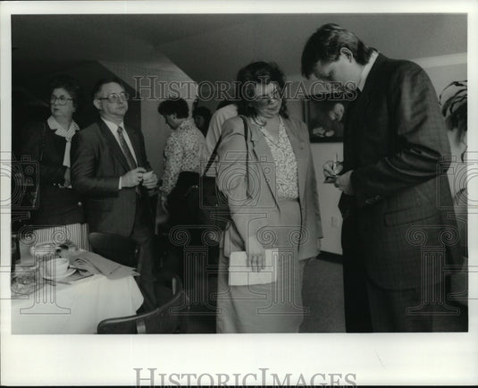 1990 Press Photo Mary Lagasse gets Morten Andersen's autograph at luncheon. - Historic Images