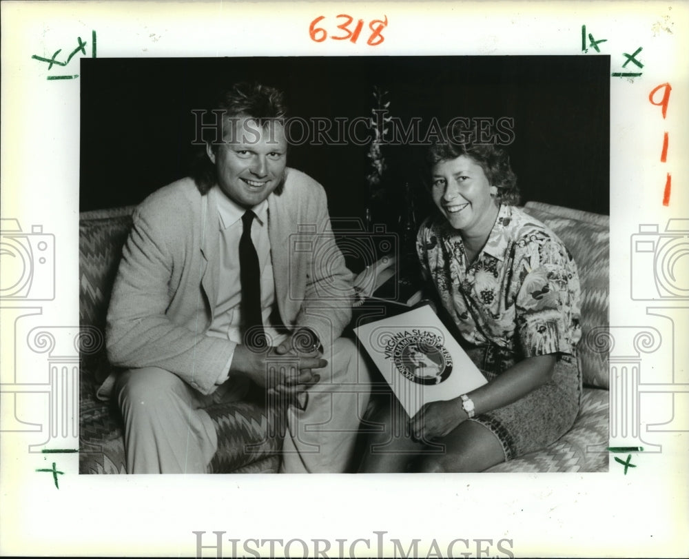 1988 Press Photo Tennis champion Wendy Turnbull and footballs&#39; Morten Andersen. - Historic Images