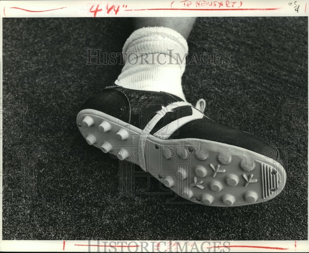 1985 Press Photo Morten Andersen wears soccer shoe with cleats ground down. - Historic Images