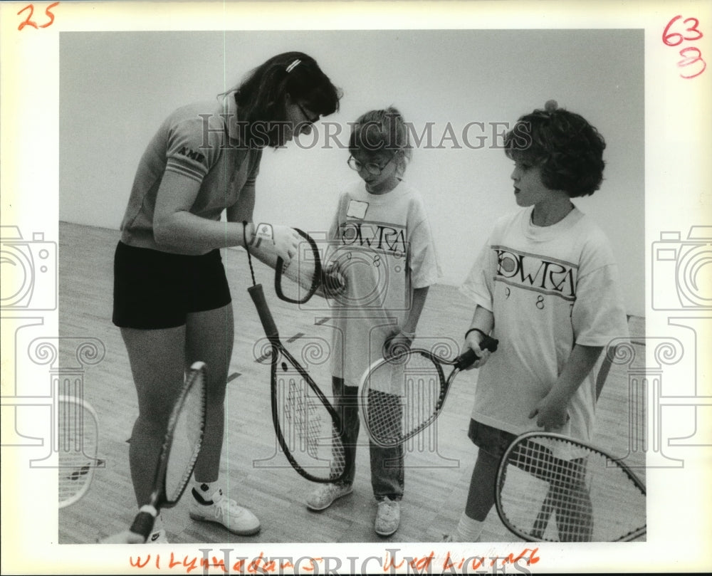 1988 Press Photo Racquet Club Champion Lynn Adams has Clinic with Children - Historic Images