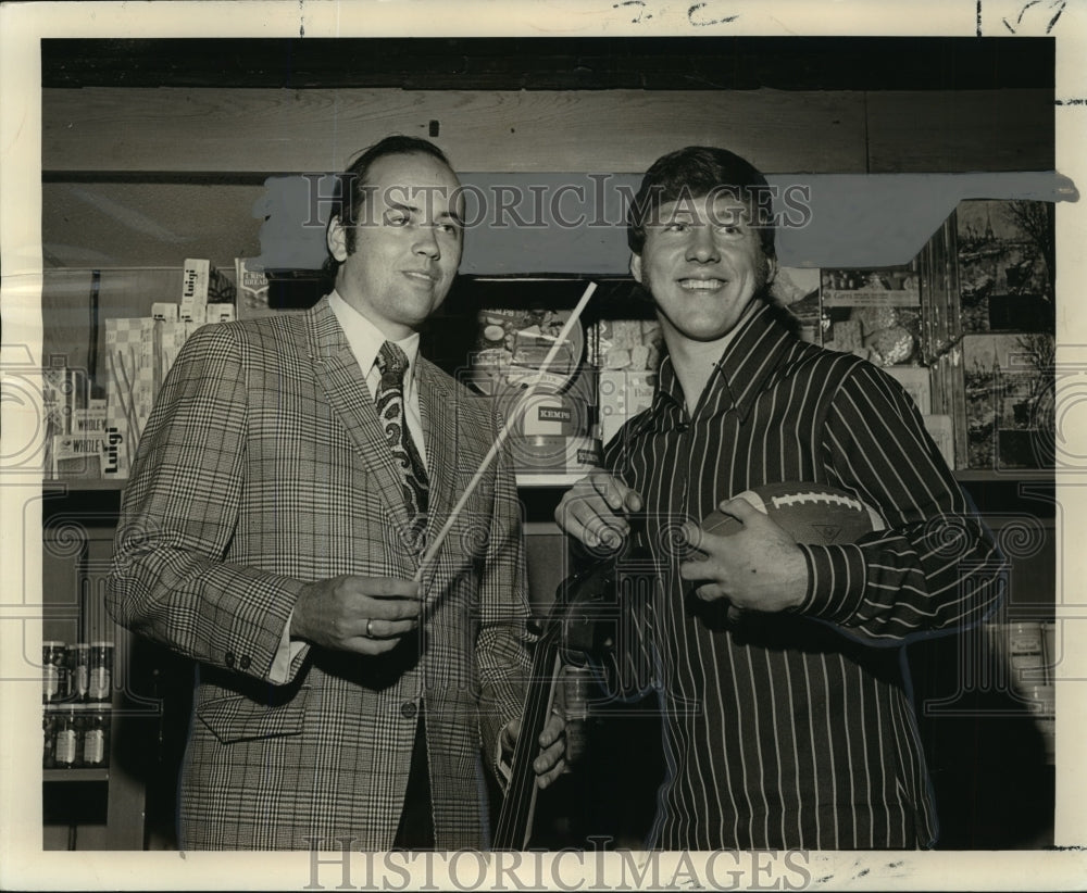 1971 Press Photo Danny Abramowicz with Carter Nice of Philharmonic Orchestra- Historic Images