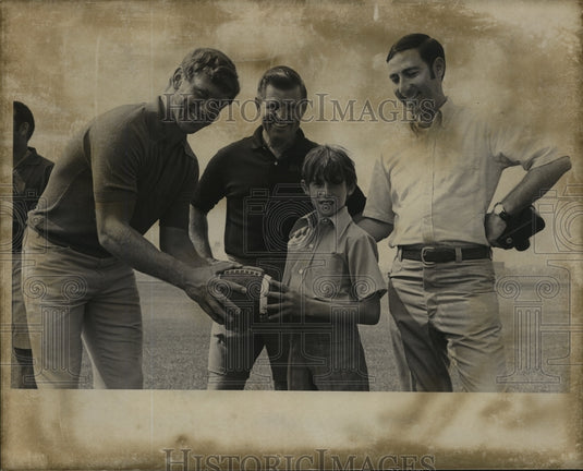 1970 Football - Danny Abramowicz and others - Historic Images