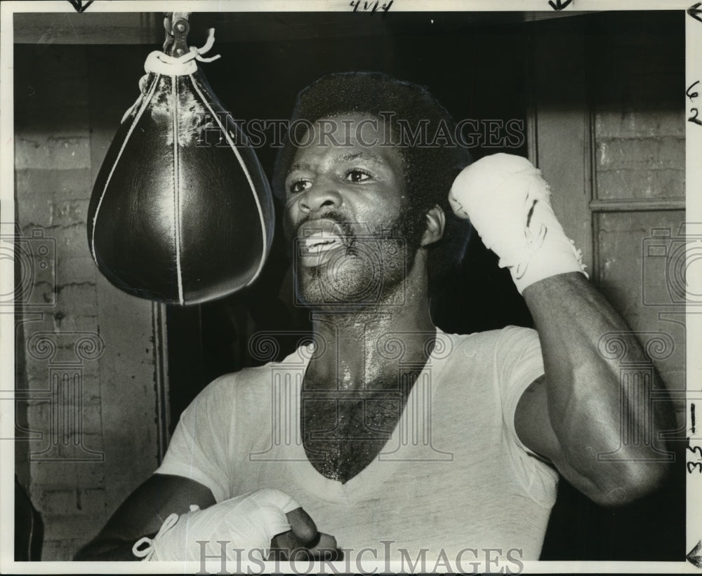 1978 Press Photo Warren Matthews With Punching Bag - nos01938- Historic Images