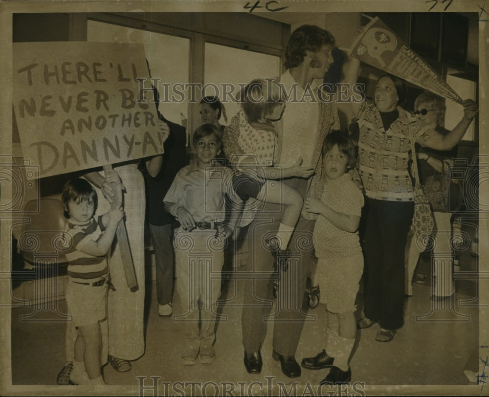 1973 Press Photo New Orleans Saints Player Leaves For San Francisco - nos01947 - Historic Images