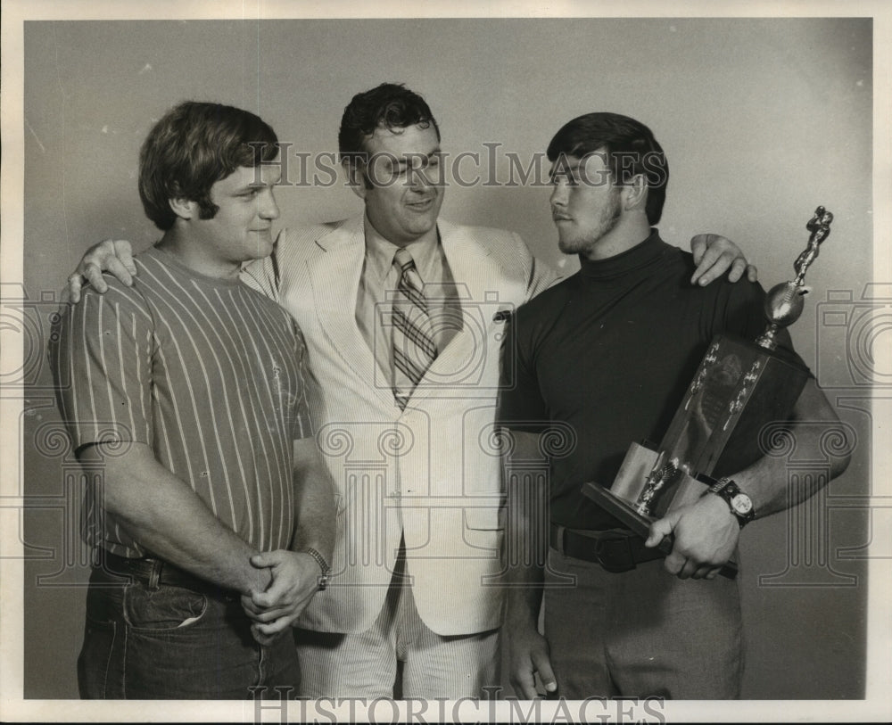 1971 Press Photo Rick Kingrea, Hal Shea, & David Abercrombie admire tr ...