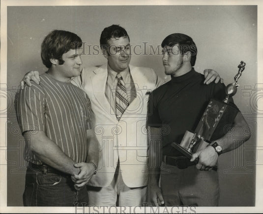 1971 Press Photo Rick Kingrea, Hal Shea, & David Abercrombie admire trophy.- Historic Images