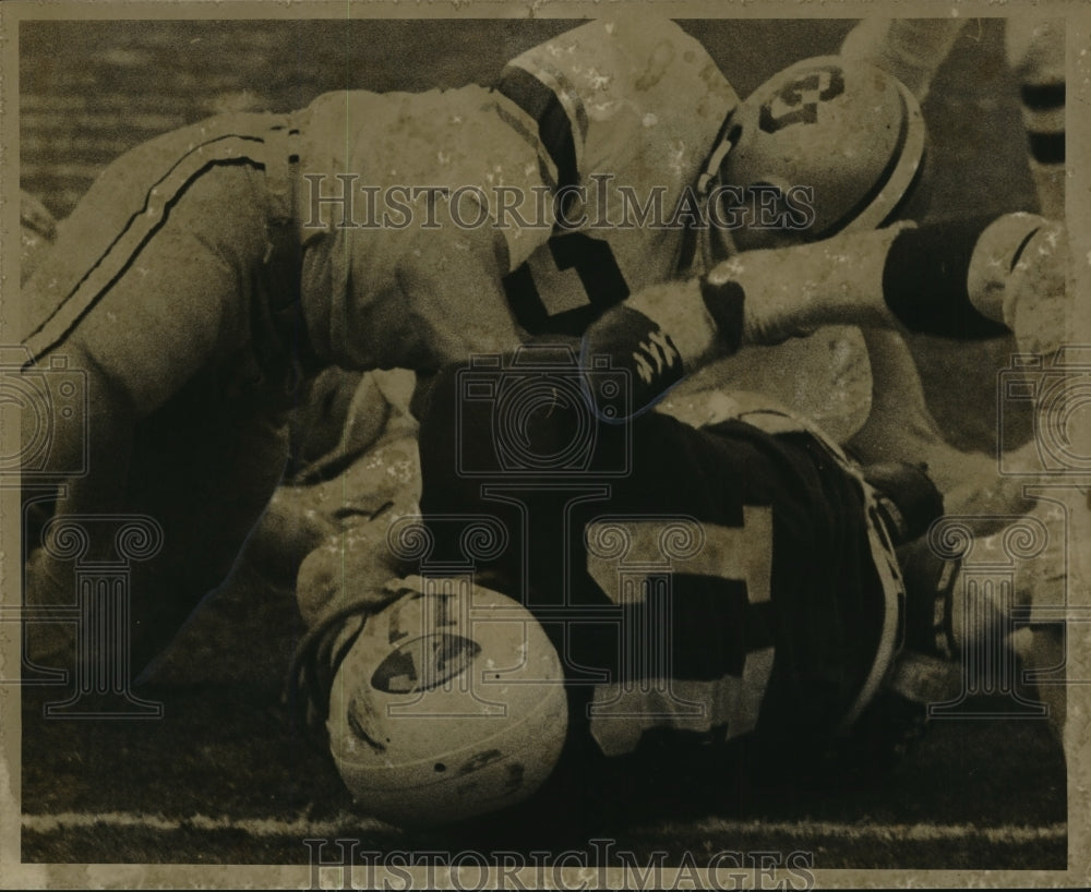 1970 Tulane&#39;s David Abercrombie squeezes through for a touchdown. - Historic Images