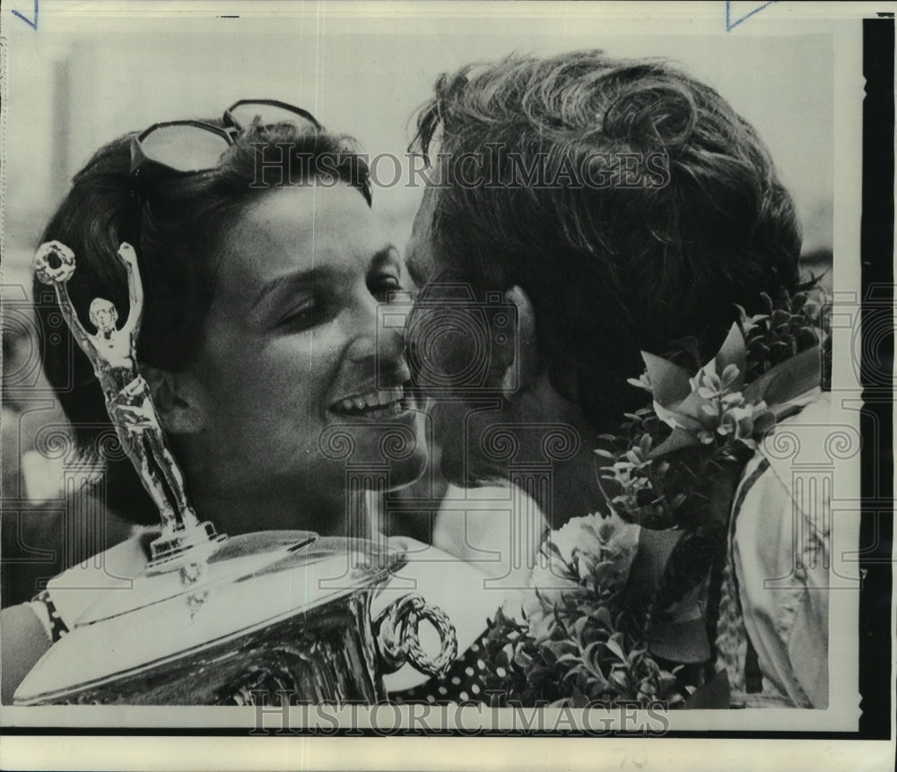 1970 Press Photo Donnie Allison Kisses Wife after Winning Firecracker 400 Race- Historic Images