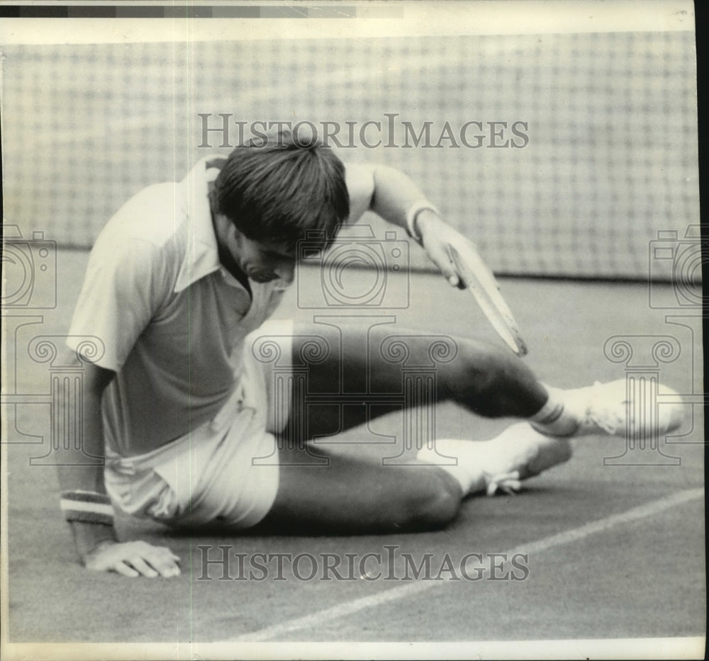 1974 Press Photo John Alexander Falls on Tennis Court During Match - nos02046 - Historic Images