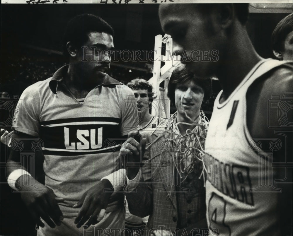 1981 Mark Alcorn and LSU Basketball Players with Winner&#39;s Net - Historic Images